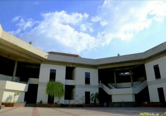 Top MBA Universitie in Pakistan-pip